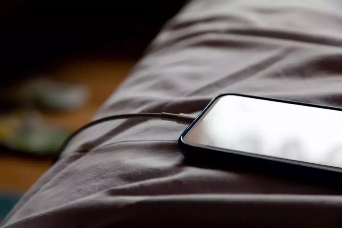 Er det sikkert at lade telefonen oplade natten over? Eksperter forklarer